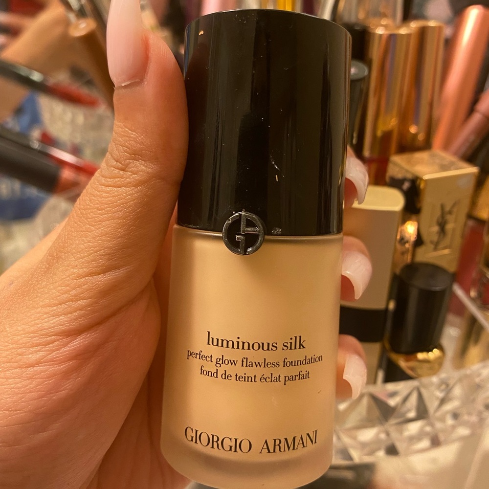 Georgio armani luminous silk foundation.only used twice!